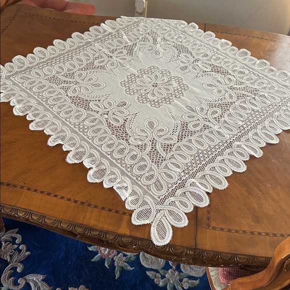 NWOT Elegant White Lace Tablecloth - Picture 7 of 7